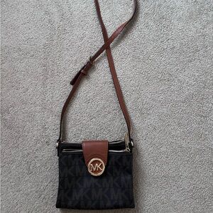 Michael Kors cross body purse in excellent condition